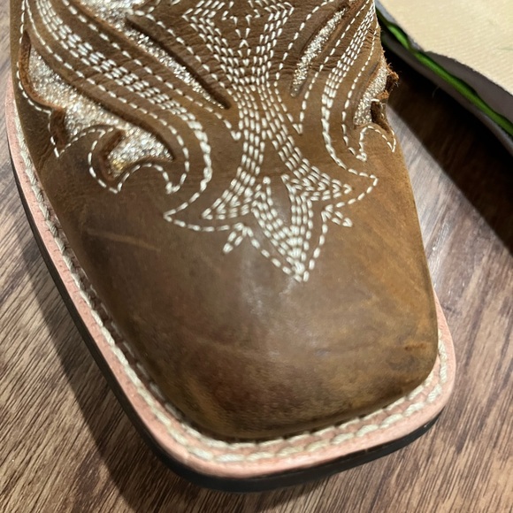 Kids Ariat size 2 cowgirl cowboyy boots - Picture 9 of 11